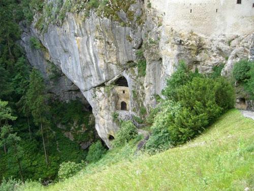 Замок притаился в скале