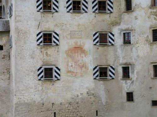 Замок притаился в скале