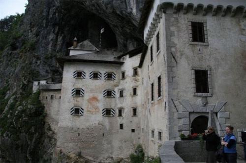 Замок притаился в скале