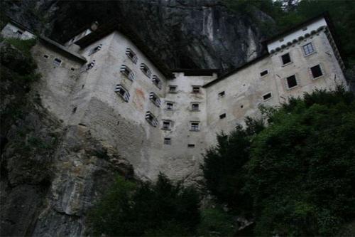 Замок притаился в скале