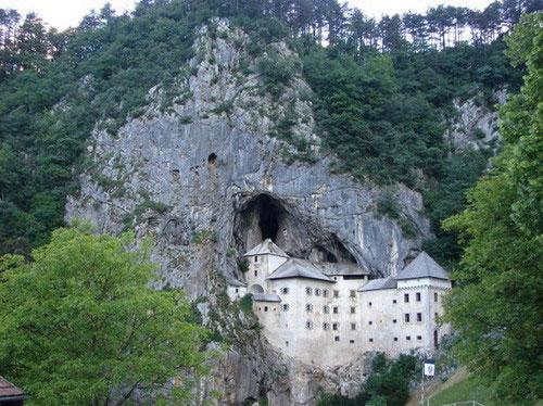 Замок притаился в скале