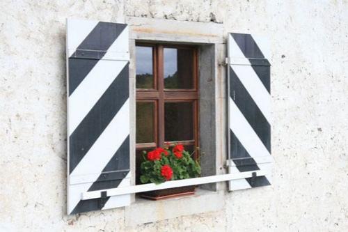 Замок притаился в скале