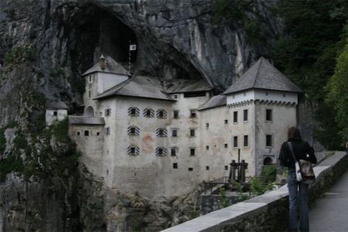 Замок притаился в скале