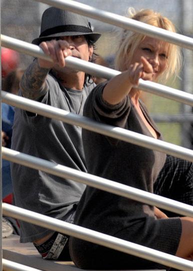 Кто из звёзд дружит со своими бывшими