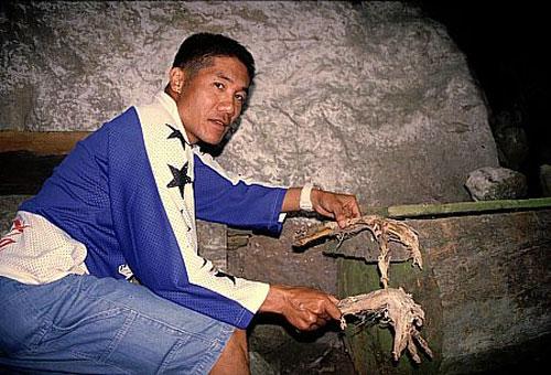 Мрачный пейзаж Филиппин: висячее кладбище