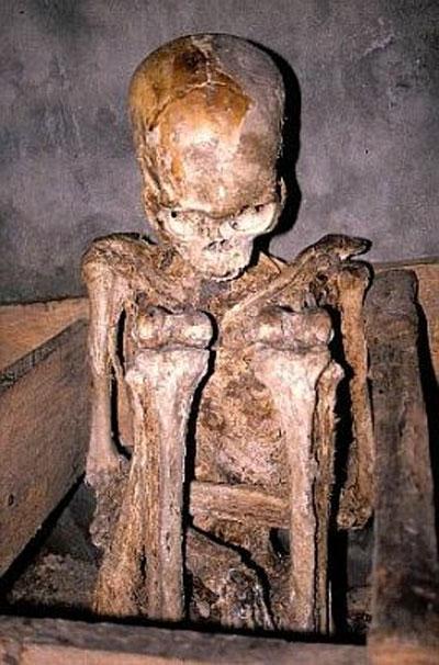 Мрачный пейзаж Филиппин: висячее кладбище