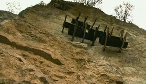 Мрачный пейзаж Филиппин: висячее кладбище