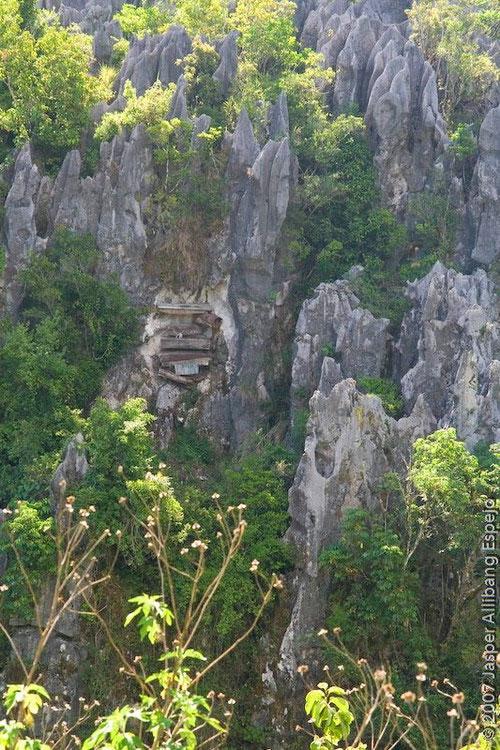 Мрачный пейзаж Филиппин: висячее кладбище