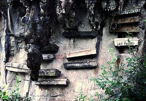 Мрачный пейзаж Филиппин: висячее кладбище