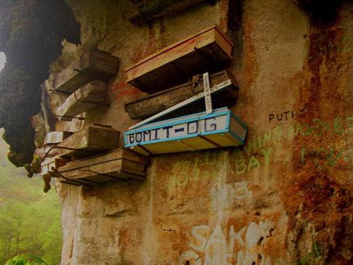 Мрачный пейзаж Филиппин: висячее кладбище