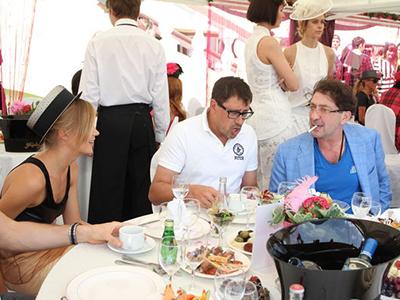 Звездные «клумбы» на ипподроме на скачках «Грани-При радио Monte Carlo»