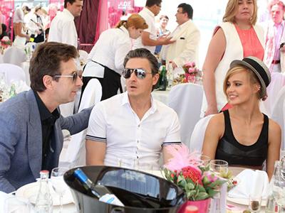 Звездные «клумбы» на ипподроме на скачках «Грани-При радио Monte Carlo»