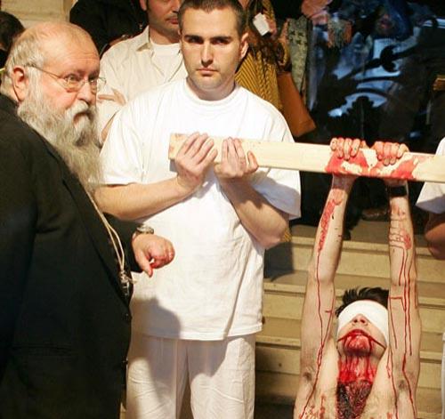 Оргии «Замка Прицендорф» привлекают сотни безумцев