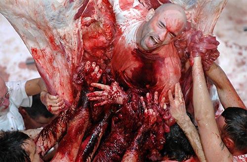 Оргии «Замка Прицендорф» привлекают сотни безумцев