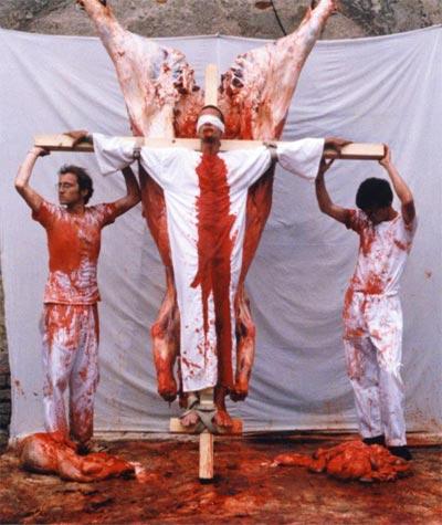 Оргии «Замка Прицендорф» привлекают сотни безумцев