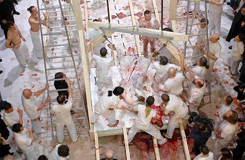 Оргии «Замка Прицендорф» привлекают сотни безумцев