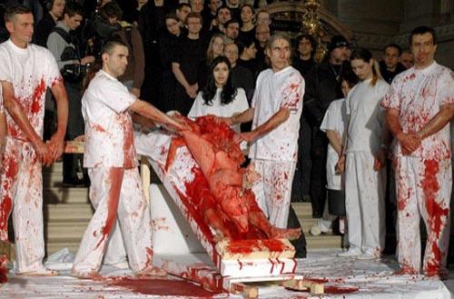 Оргии «Замка Прицендорф» привлекают сотни безумцев