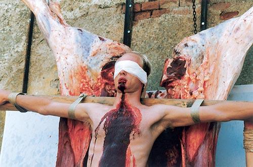 Оргии «Замка Прицендорф» привлекают сотни безумцев