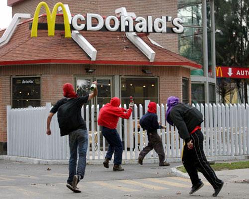 Демонстранты взорвали МакДональдс