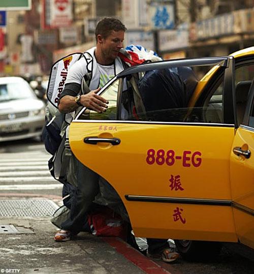 Австрийский бейсджампер прыгнул с самого высокого здания в мире