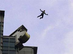 Австрийский бейсджампер прыгнул с самого высокого здания в мире