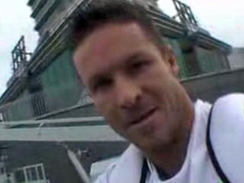 Австрийский бейсджампер прыгнул с самого высокого здания в мире