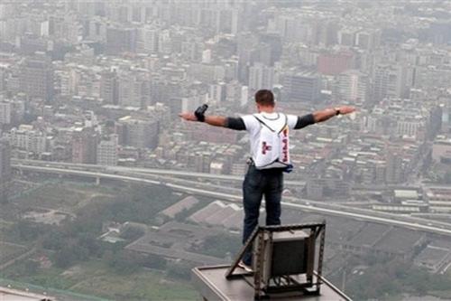 Австрийский бейсджампер прыгнул с самого высокого здания в мире