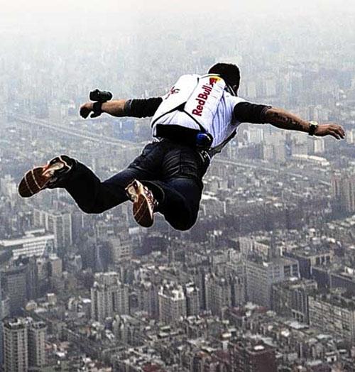 Австрийский бейсджампер прыгнул с самого высокого здания в мире