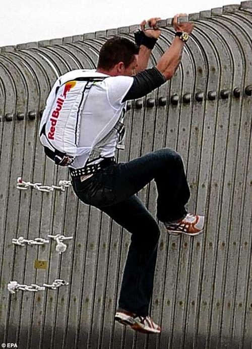 Австрийский бейсджампер прыгнул с самого высокого здания в мире