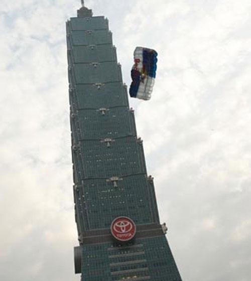 Австрийский бейсджампер прыгнул с самого высокого здания в мире