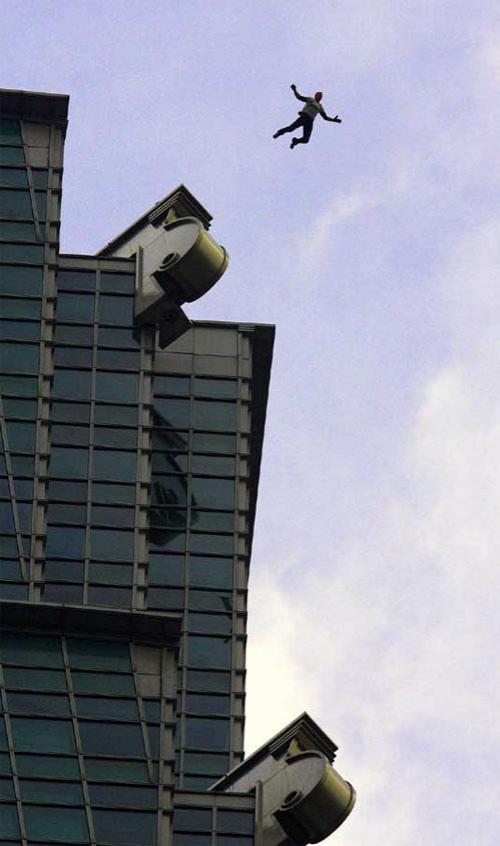 Австрийский бейсджампер прыгнул с самого высокого здания в мире