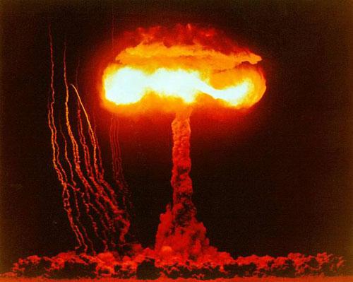Как взрывают атомные бомбы