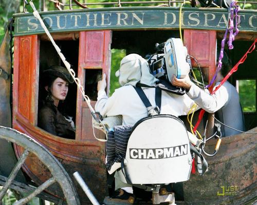 Меган Фокс разнашивает корсет на Диком Западе