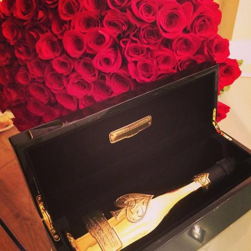 Модели, певицы и секси-доктор: жены и подруги футболистов РФ