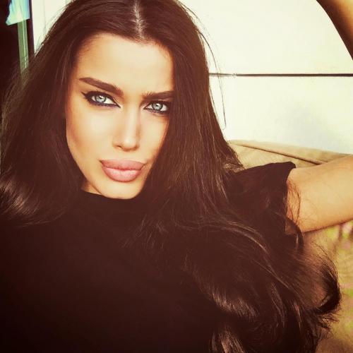 Модели, певицы и секси-доктор: жены и подруги футболистов РФ