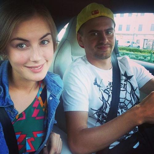 Модели, певицы и секси-доктор: жены и подруги футболистов РФ