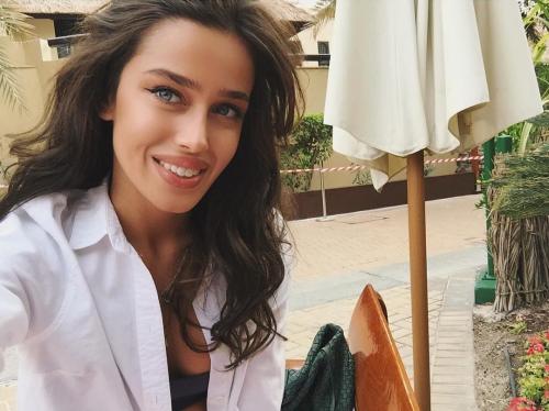 Модели, певицы и секси-доктор: жены и подруги футболистов РФ