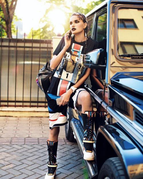 Модели, певицы и секси-доктор: жены и подруги футболистов РФ