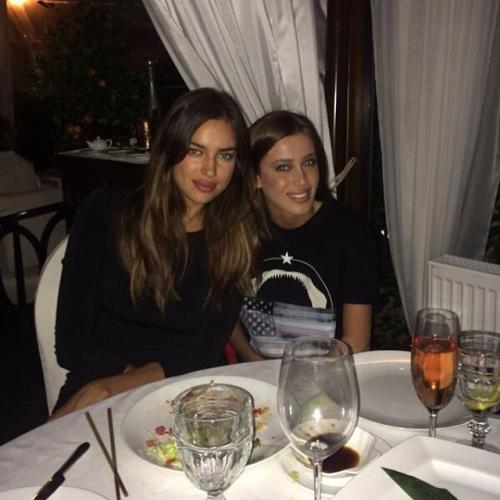 Модели, певицы и секси-доктор: жены и подруги футболистов РФ