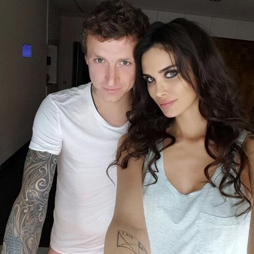 Модели, певицы и секси-доктор: жены и подруги футболистов РФ