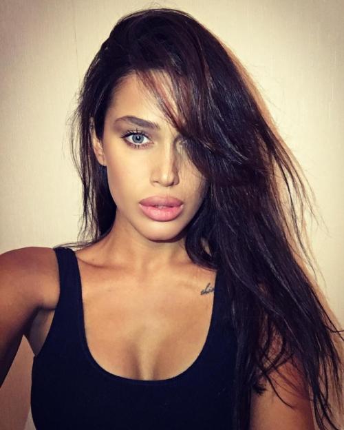 Модели, певицы и секси-доктор: жены и подруги футболистов РФ