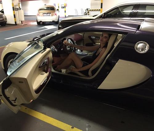 Модели, певицы и секси-доктор: жены и подруги футболистов РФ