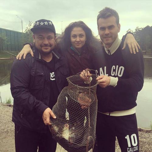 Модели, певицы и секси-доктор: жены и подруги футболистов РФ