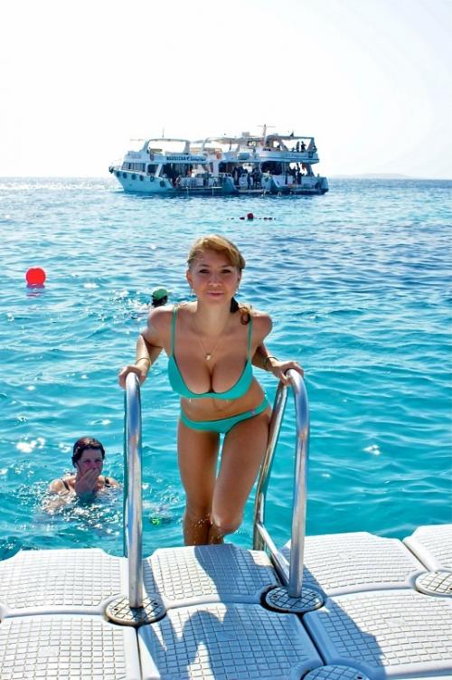 Модели, певицы и секси-доктор: жены и подруги футболистов РФ