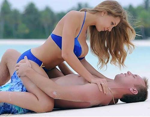 Модели, певицы и секси-доктор: жены и подруги футболистов РФ