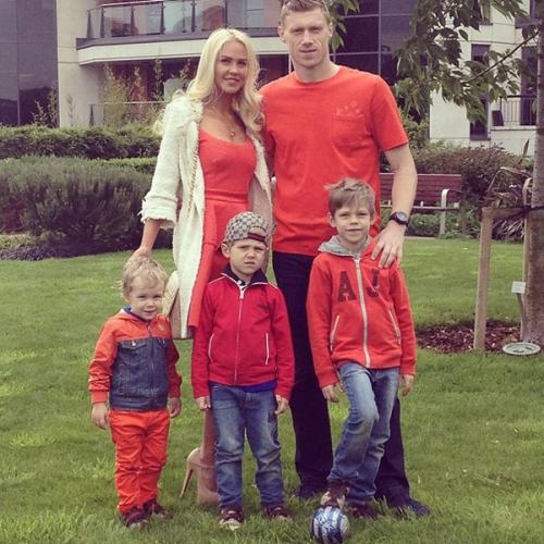 Модели, певицы и секси-доктор: жены и подруги футболистов РФ