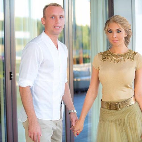 Модели, певицы и секси-доктор: жены и подруги футболистов РФ