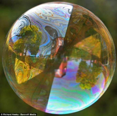 Суперсъёмка : как лопается мыльный пузырь?