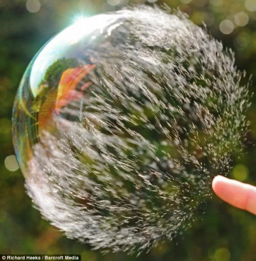 Суперсъёмка : как лопается мыльный пузырь?