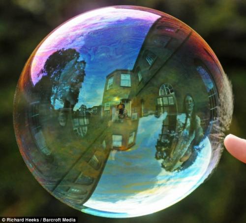 Суперсъёмка : как лопается мыльный пузырь?